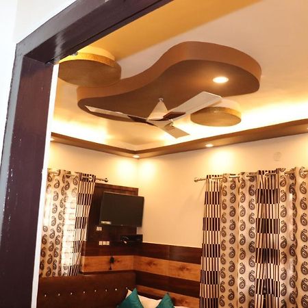 Hotel Famous ハリドワール エクステリア 写真